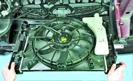 How to remove the Hyundai Solaris engine radiator