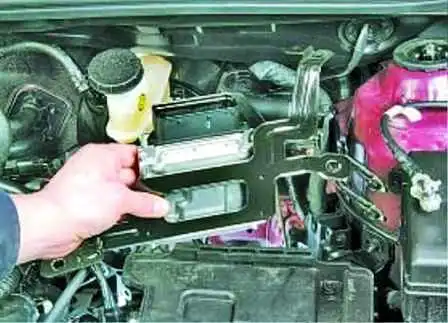 Cómo reemplazar los soportes del motor Hyundai Solaris de 2011