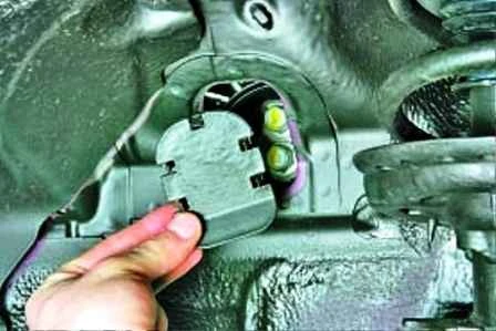 Cómo reemplazar los soportes de la planta de energía de Hyundai Solaris a partir de 2011
