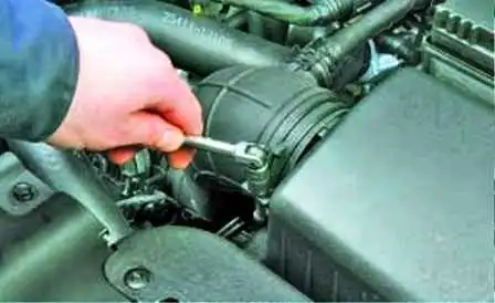 Reemplazo del elemento del filtro de aire y la carcasa Hyundai Solaris