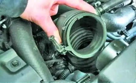 Reemplazo del elemento del filtro de aire y la carcasa Hyundai Solaris