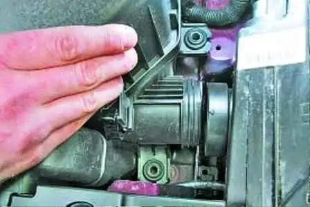 Reemplazo del elemento del filtro de aire y la carcasa Hyundai Solaris