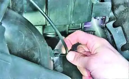 Reemplazo del elemento y la carcasa del filtro de aire Hyundai Solaris