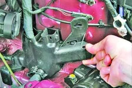 Cómo reemplazar los soportes de la planta de energía de Hyundai Solaris a partir de 2011