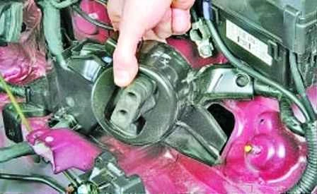 Cómo reemplazar los soportes de la planta de energía Hyundai Solaris 2011