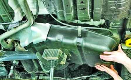 Removing and installing Hyundai Solaris fuel tank