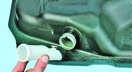 Removing and installing Hyundai Solaris fuel tank