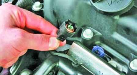 Removing the Hyundai Solaris rail and fuel system injectors