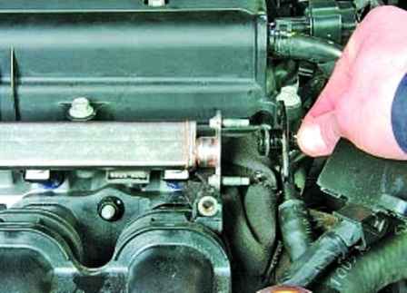 Removing the Hyundai Solaris rail and fuel system injectors