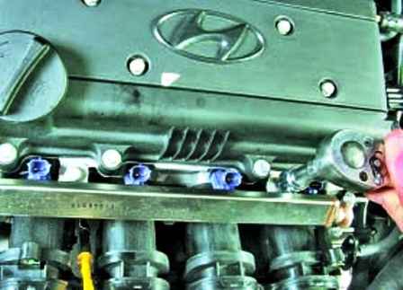 Removing the Hyundai Solaris rail and fuel system injectors