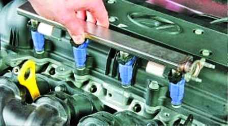 Removing the Hyundai Solaris rail and fuel system injectors