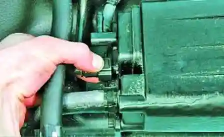 Снятие и установка адсорбера Hyundai Solaris