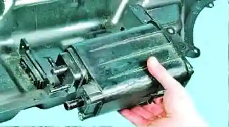 Снятие и установка адсорбера Hyundai Solaris