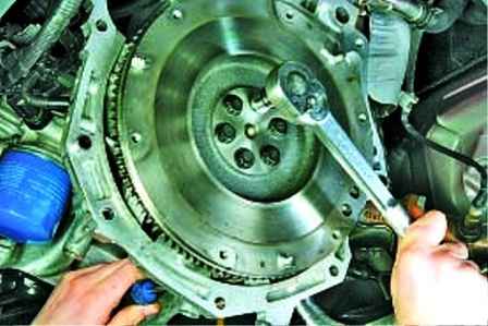 Removing and installing the flywheel of the Hyundai Solaris car engine