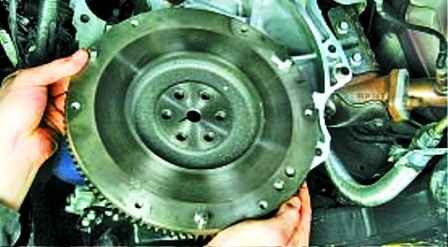 Removing and installing the flywheel of the Hyundai Solaris car engine