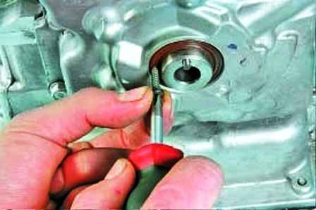 How to replace Hyundai Solaris crankshaft seals