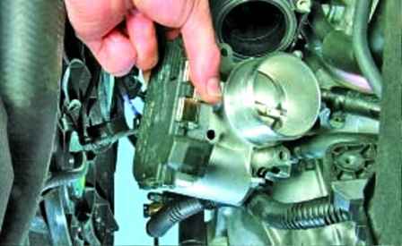 Removal and installation of the inlet pipe of the Hyundai Solaris engine