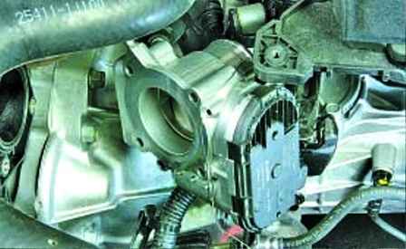Removal and installation of the inlet pipe of the Hyundai Solaris engine
