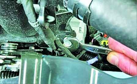 Снятие и установка впускной трубы двигателя Hyundai Solaris
