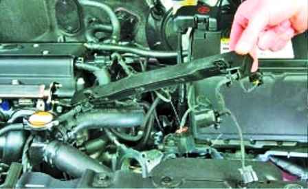 Removing and installing the inlet pipe of the Hyundai Solaris engine