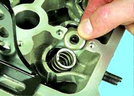 Replacing Hyundai Solaris engine oil seals