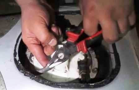 Removing and installing Hyundai Solaris fuel tank