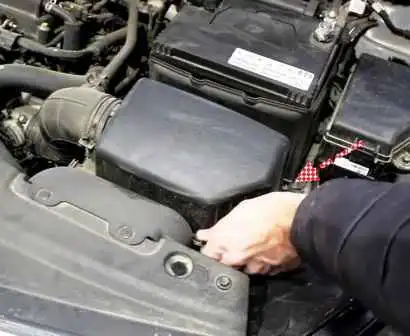 Reemplazo del elemento del filtro de aire y la carcasa Hyundai Solaris