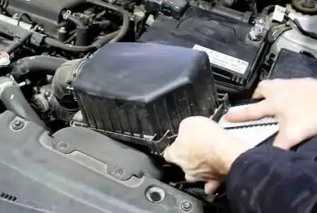 Reemplazo del elemento del filtro de aire y la carcasa Hyundai Solaris