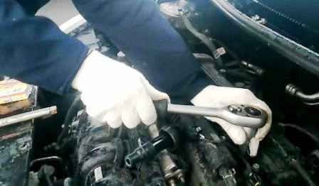 Removing and checking the EMS sensors of the Hyundai Solaris car