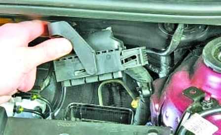 Removing and checking the EMS sensors of the Hyundai Solaris car