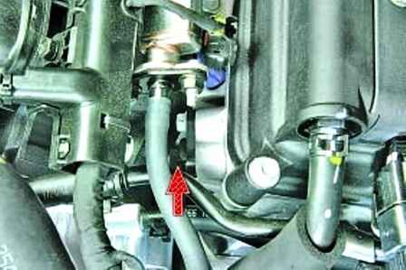 Retirar y revisar los sensores EMS de un automóvil Hyundai Solaris