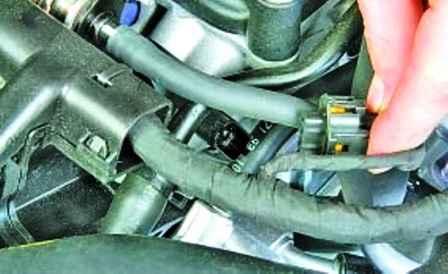 Extracción y comprobación de los sensores EMS del automóvil Hyundai Solaris