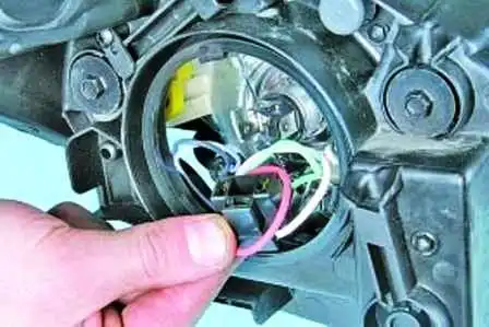 How to change bulbs in Hyundai Solaris lighting fixtures
