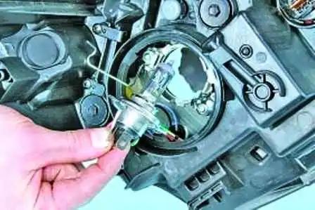 How to change bulbs in Hyundai Solaris lighting fixtures