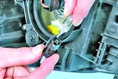 How to change bulbs in Hyundai Solaris lighting fixtures