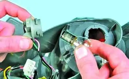 How to change bulbs in Hyundai Solaris lighting fixtures