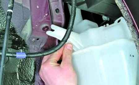 How to remove the Hyundai Solaris washer reservoir