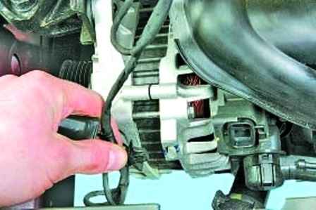 Removing and installing the alternator of a Hyundai Solaris car