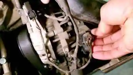 Extracción e instalación de un generador de automóvil Hyundai Solaris