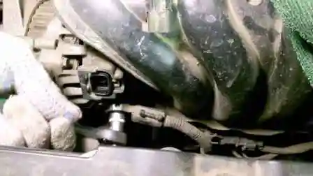 Extracción e instalación de un generador de automóvil Hyundai Solaris