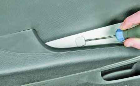 Cómo desmontar y quitar la puerta delantera de un Hyundai Solaris