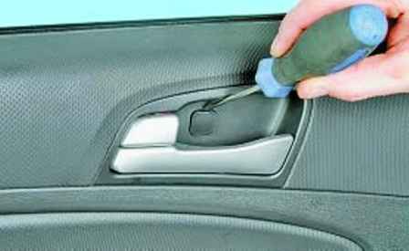 Cómo desmontar y quitar la puerta delantera de un Hyundai Solaris