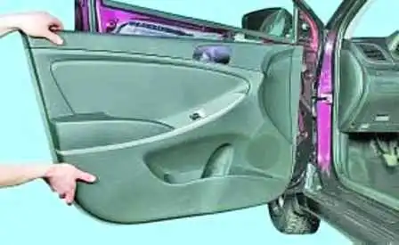 Как разобрать и снять переднюю дверь автомобиля Hyundai Solaris
