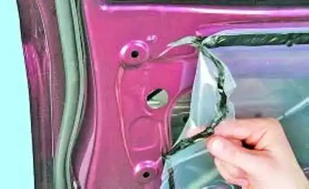 Как разобрать и снять переднюю дверь автомобиля Hyundai Solaris
