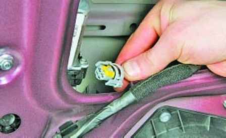 How to disassemble and remove the front door of a Hyundai Solaris