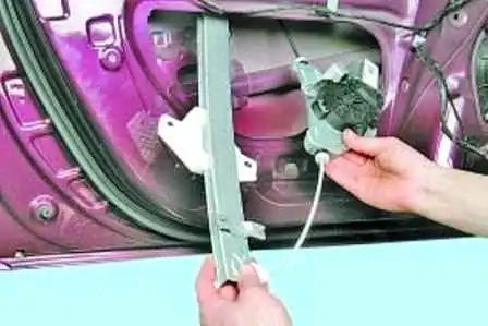 Как разобрать и снять переднюю дверь автомобиля Hyundai Solaris