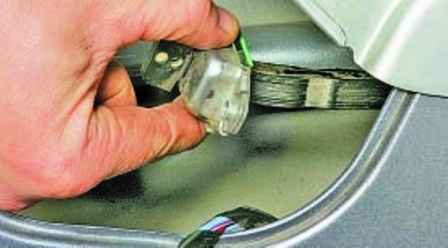 How to disassemble and remove the front door of a Hyundai Solaris