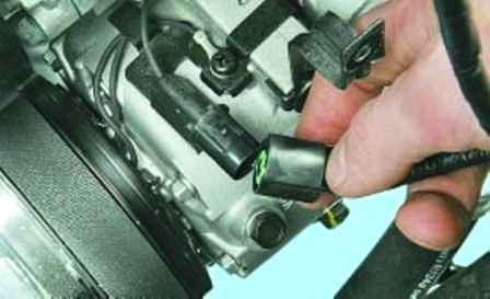 Removing and repairing the Hyundai Solaris air conditioning compressor