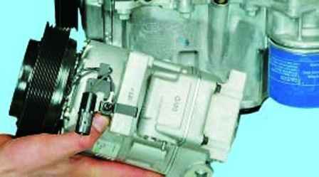 Extracción y reparación del compresor de aire acondicionado Hyundai Solaris