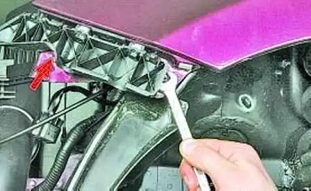 Removing the grille of air intake duct and fender of Hyundai Solaris vehicle